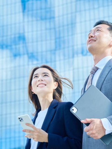 business-man-woman-standing-front-skyscraper (1)